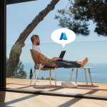 Person mit Laptop auf Terrasse am Meer