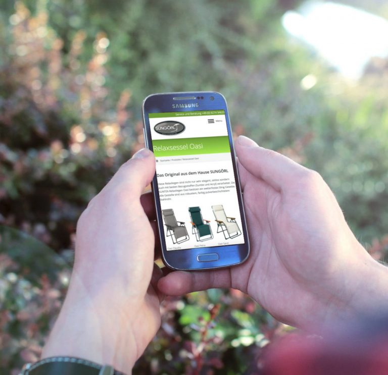 Website auf Smartphone in der Natur