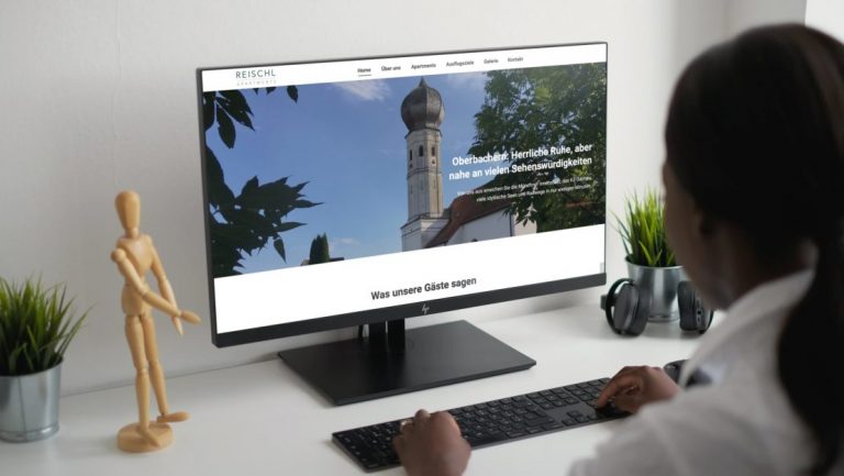 Person betrachtet Website am Monitor