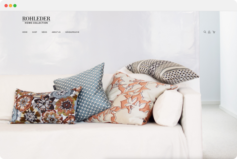 Sofa mit Kissen der Rohleder Home Collection