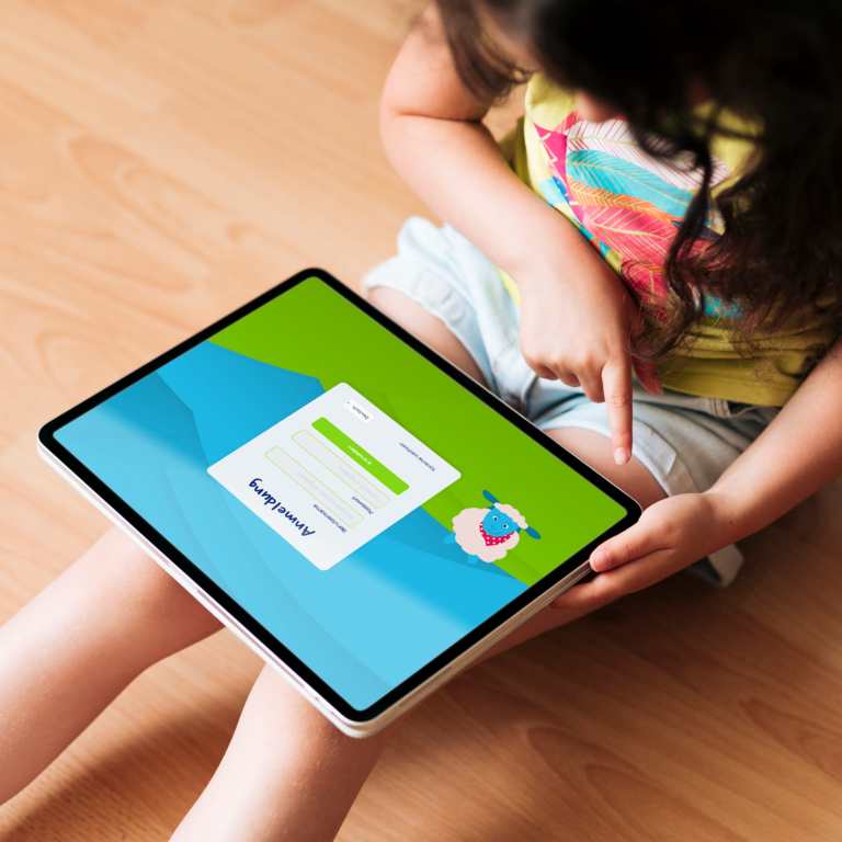 Kind bedient ein Tablet mit App