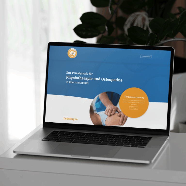 Website auf Laptop am Schreibtisch