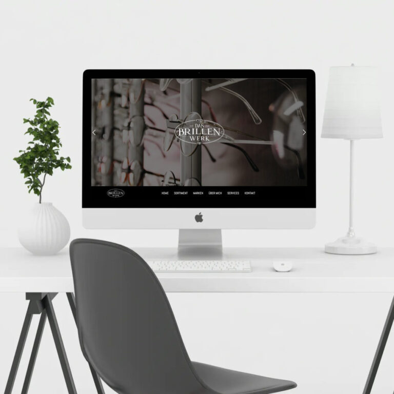 Website auf iMac am Schreibtisch