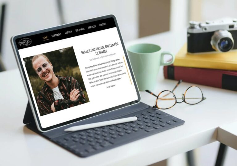 Website auf Tablet mit Tastatur