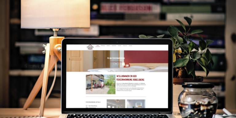 Website auf Laptop am Schreibtisch