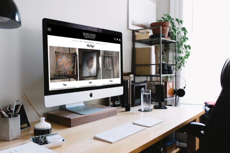 Website auf iMac am Schreibtisch