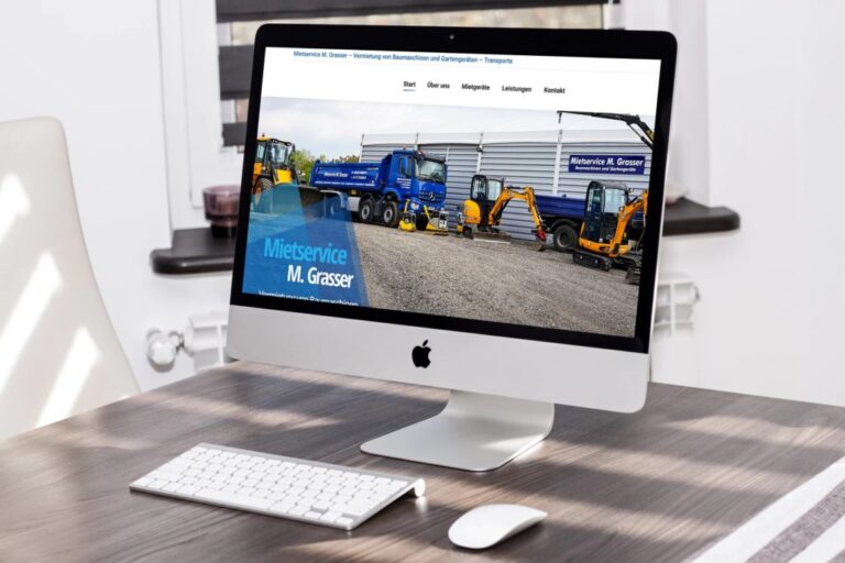 Website auf iMac am Schreibtisch