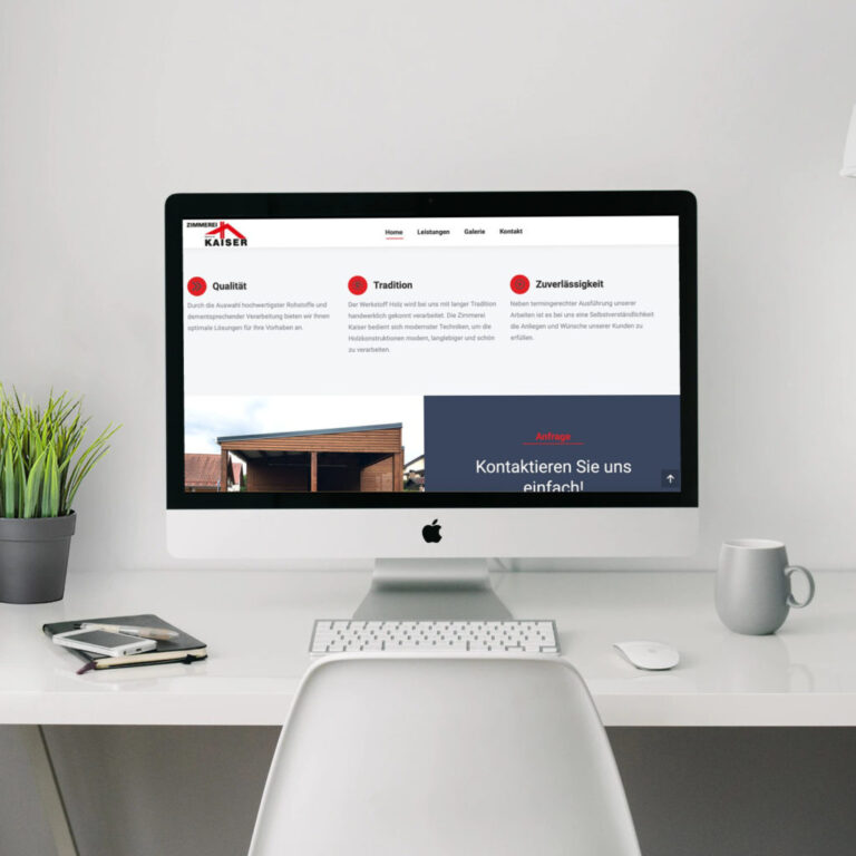 Website auf iMac am Schreibtisch