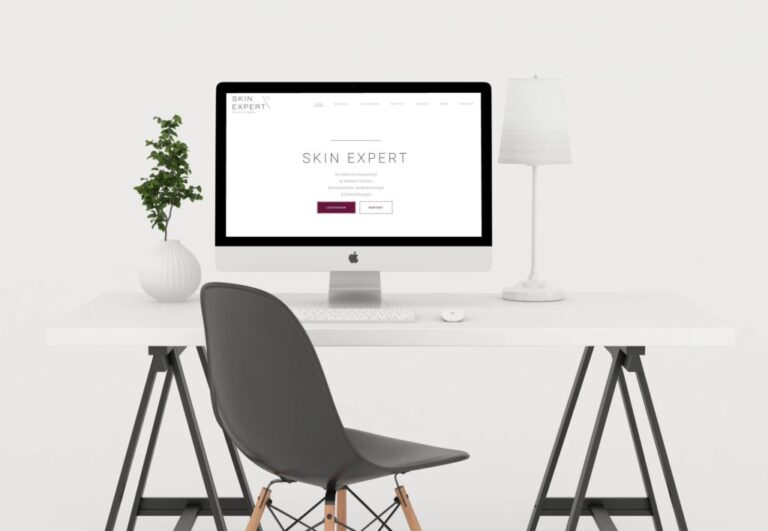Website auf iMac am Schreibtisch