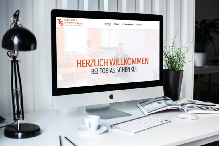 Website auf iMac am Schreibtisch