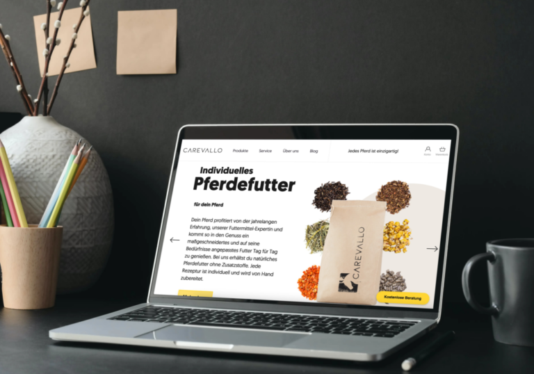 Carevallo-Website für Pferdefutter auf Laptop