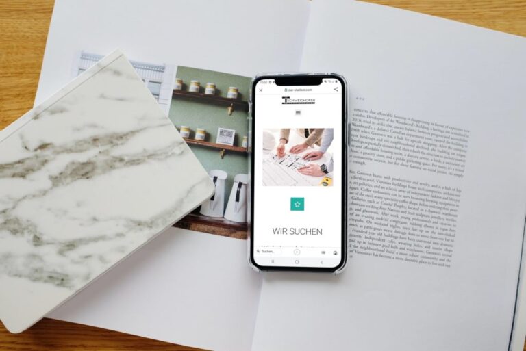 Website auf Smartphone neben Stein