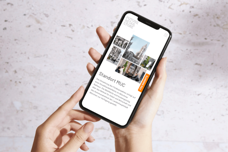 Website auf Smartphone in der Hand