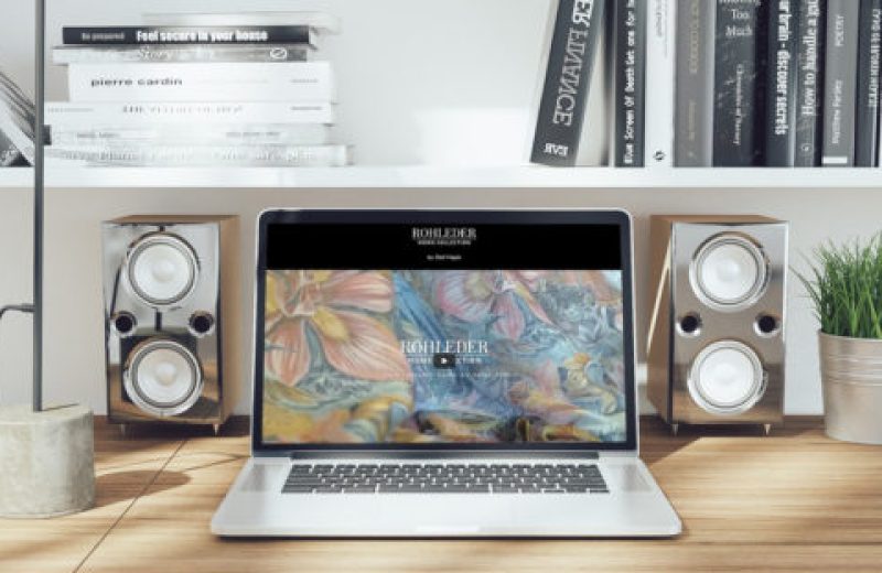 Website auf Laptop mit Lautsprechern