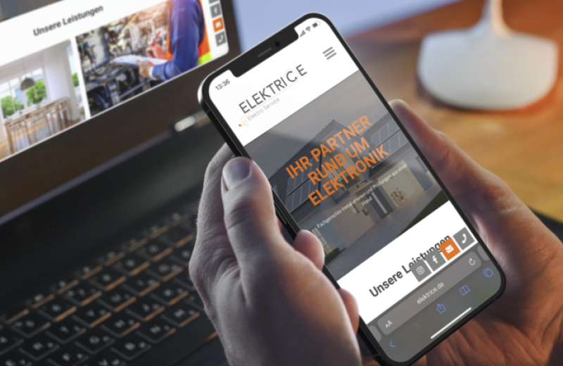 Website auf Smartphone in der Hand
