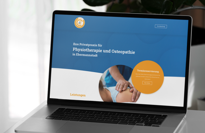Website auf Laptop am Schreibtisch