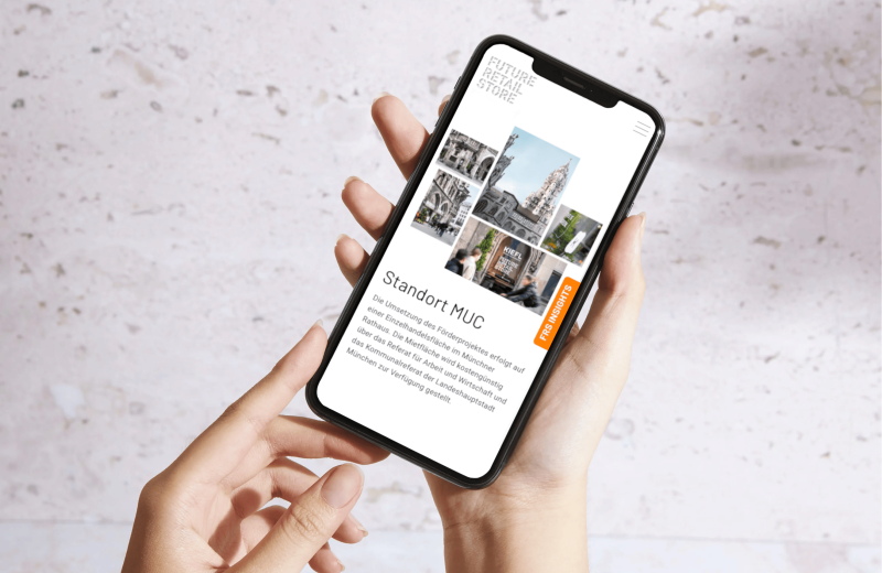 Website auf Smartphone in der Hand