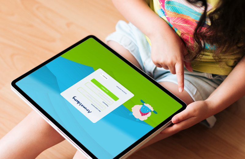 Kind bedient ein Tablet mit App
