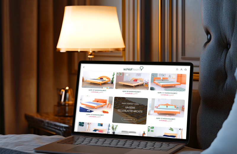 Website auf Laptop im Schlafzimmer