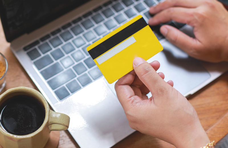 Onlinebezahlung mit Kreditkarte am Laptop