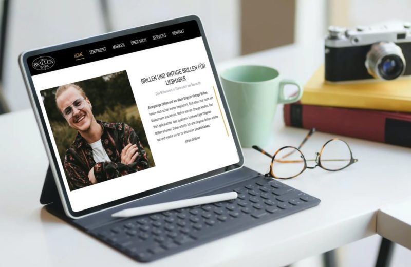 Website auf Tablet mit Tastatur