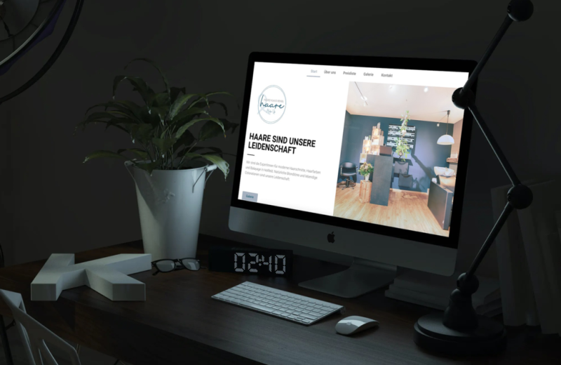 Website auf Monitor in dunklem Raum