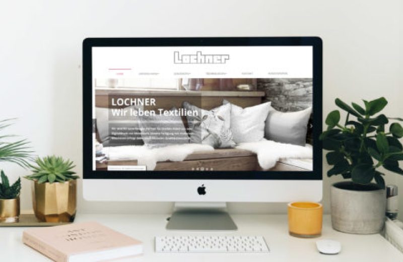Website auf iMac am Schreibtisch