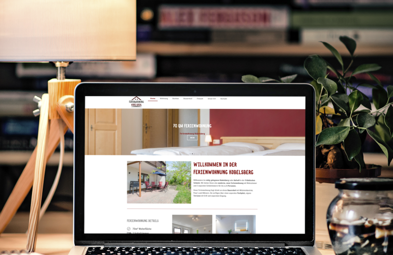 Website auf Laptop am Schreibtisch