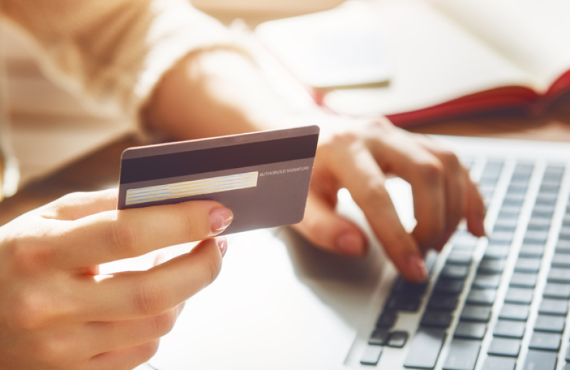Onlinebezahlung mit Kreditkarte am Laptop