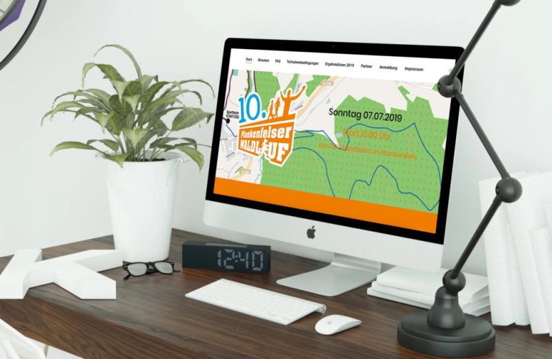 Website mit Karte auf iMac
