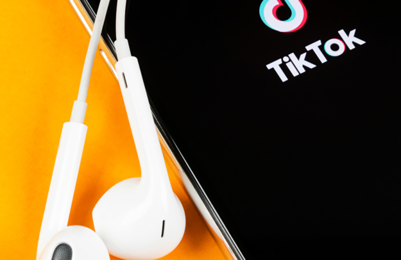 Smartphone mit TikTok-Logo und Kopfhörern
