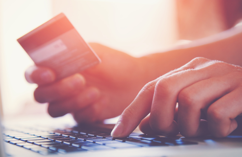 Onlinebezahlung mit Kreditkarte am Laptop
