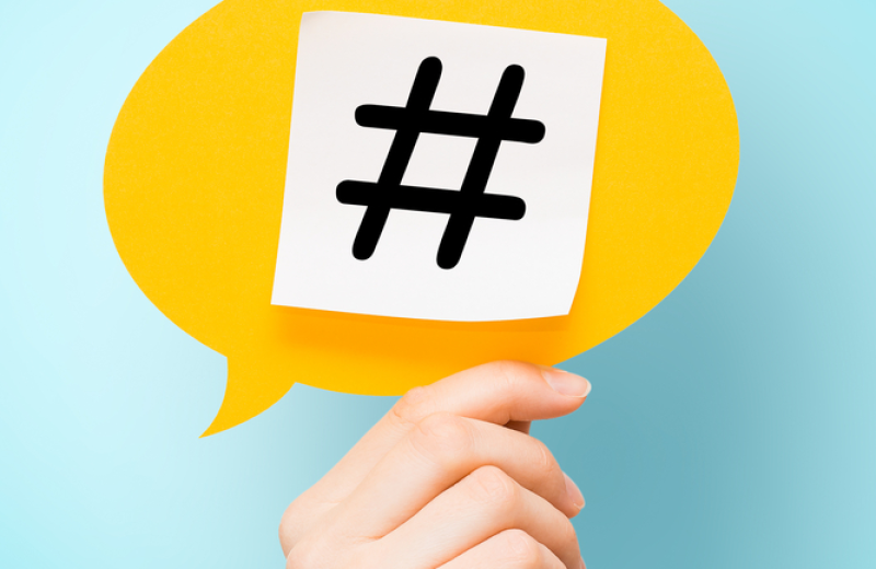 Hand hält Hashtag-Sprechblase