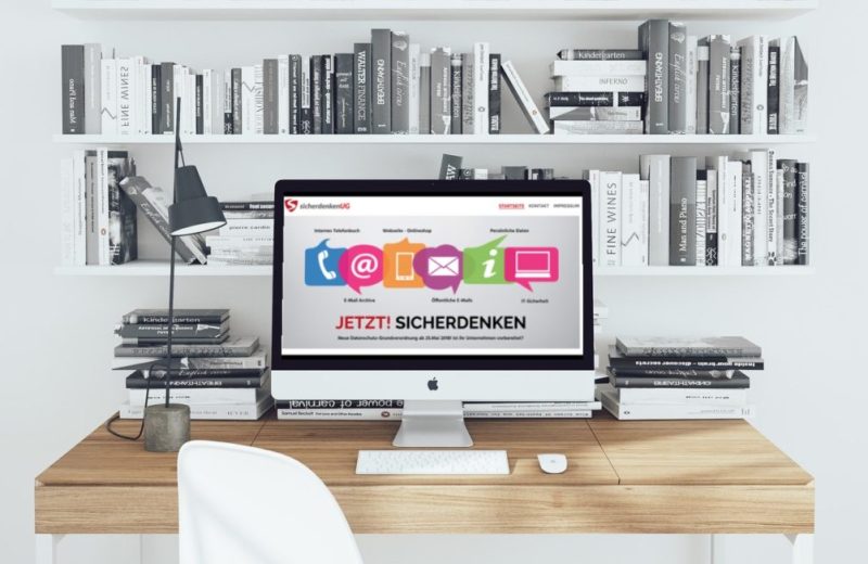 Website auf iMac am Schreibtisch