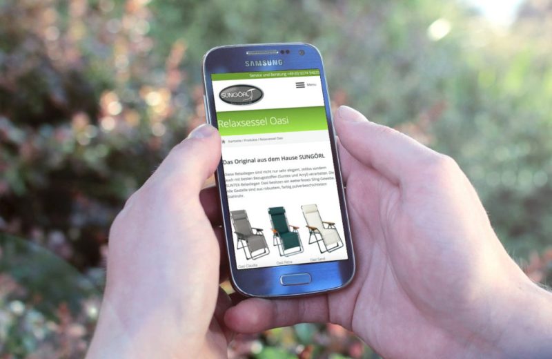 Website auf Smartphone in der Natur