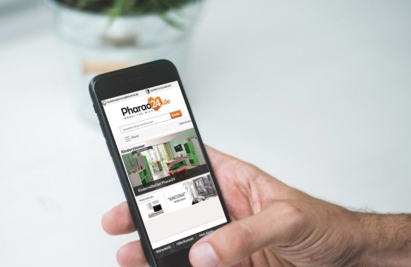 Onlineshop auf Smartphone in der Hand