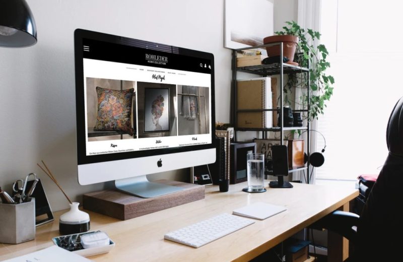 Website auf iMac am Schreibtisch