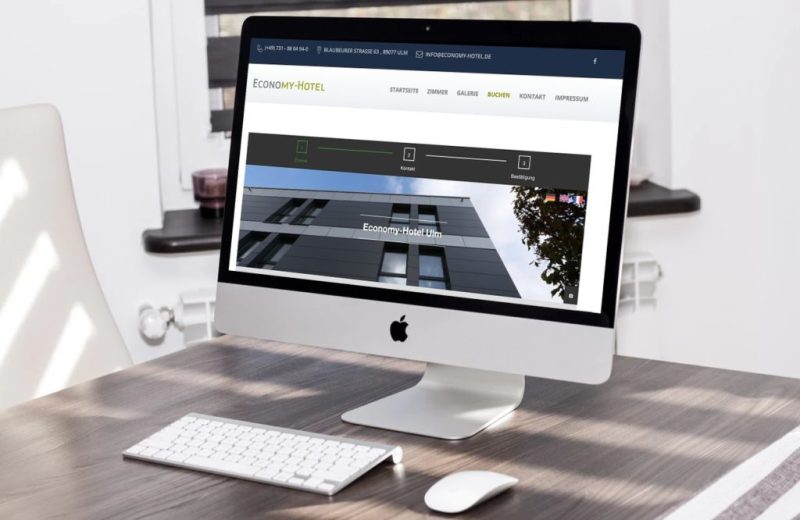 Website auf iMac am Schreibtisch