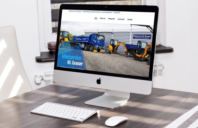 Website auf iMac am Schreibtisch