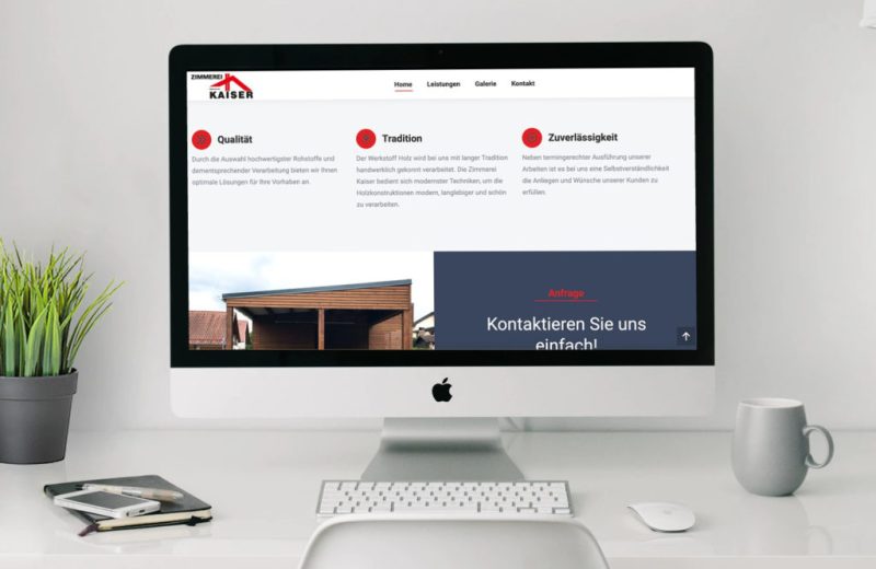 Website auf iMac am Schreibtisch