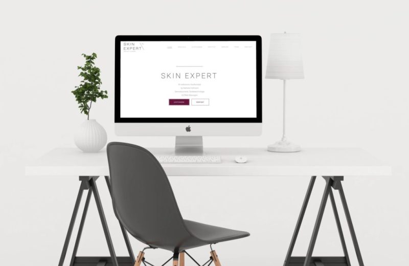 Website auf iMac am Schreibtisch