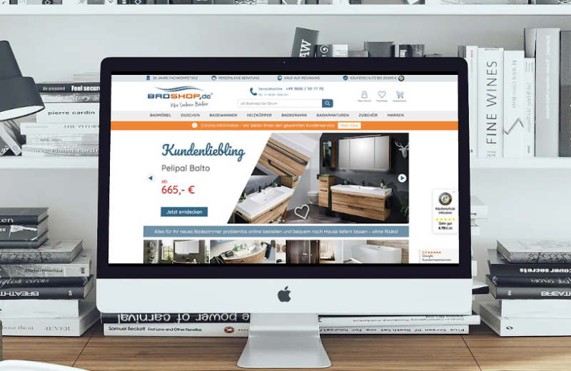 Badshop-Website auf iMac am Schreibtisch