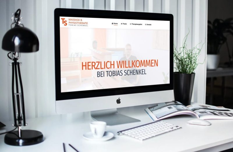 Website auf iMac am Schreibtisch