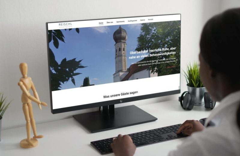 Person betrachtet Website am Monitor