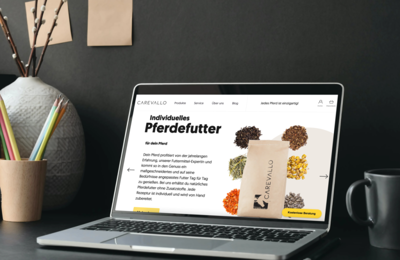 Carevallo-Website für Pferdefutter auf Laptop