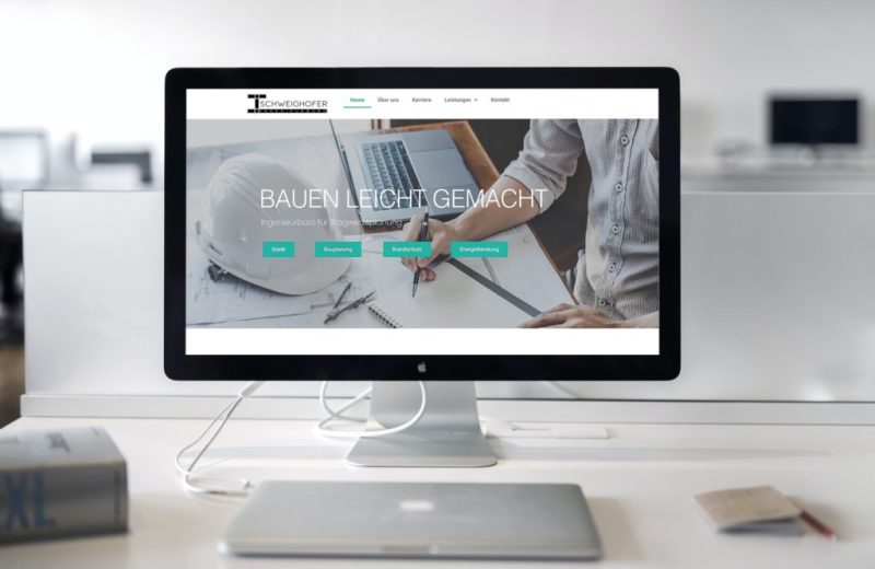 Website auf iMac am Schreibtisch