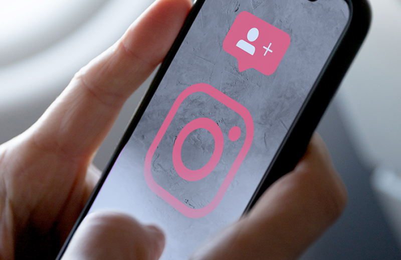 Hand hält Smartphone mit Instagram-App