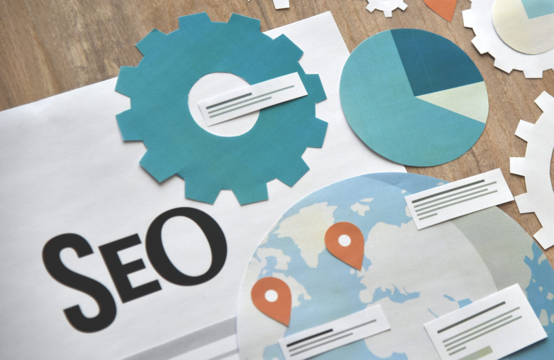 SEO-Illustration mit Zahnrädern und Weltkarte